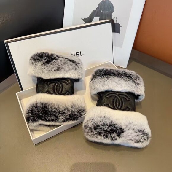 Chanel Short Rabbit Fur Mittens - Picture 2 of 8